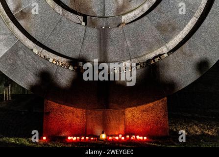 Terezin, Tschechische Republik. Januar 2024. Lichterparade, Gedenkveranstaltung anlässlich des Internationalen Holocaust-Gedenktages in Terezin, Tschechische Republik, 27. Januar 2024. Quelle: Ondrej Hajek/CTK Photo/Alamy Live News Stockfoto