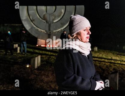 Terezin, Tschechische Republik. Januar 2024. Vizepräsidentin der Europäischen Kommission Vera Jourova während der Lichterparade, Gedenkveranstaltung anlässlich des Internationalen Holocaust-Gedenktages in Terezin, Tschechische Republik, 27. Januar 2024. Quelle: Ondrej Hajek/CTK Photo/Alamy Live News Stockfoto