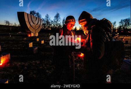 Terezin, Tschechische Republik. Januar 2024. Lichterparade, Gedenkveranstaltung anlässlich des Internationalen Holocaust-Gedenktages in Terezin, Tschechische Republik, 27. Januar 2024. Quelle: Ondrej Hajek/CTK Photo/Alamy Live News Stockfoto