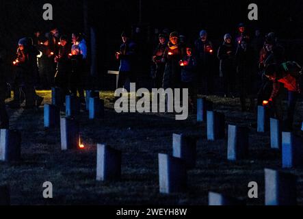 Terezin, Tschechische Republik. Januar 2024. Lichterparade, Gedenkveranstaltung anlässlich des Internationalen Holocaust-Gedenktages in Terezin, Tschechische Republik, 27. Januar 2024. Quelle: Ondrej Hajek/CTK Photo/Alamy Live News Stockfoto