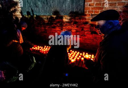 Terezin, Tschechische Republik. Januar 2024. Lichterparade, Gedenkveranstaltung anlässlich des Internationalen Holocaust-Gedenktages in Terezin, Tschechische Republik, 27. Januar 2024. Quelle: Ondrej Hajek/CTK Photo/Alamy Live News Stockfoto