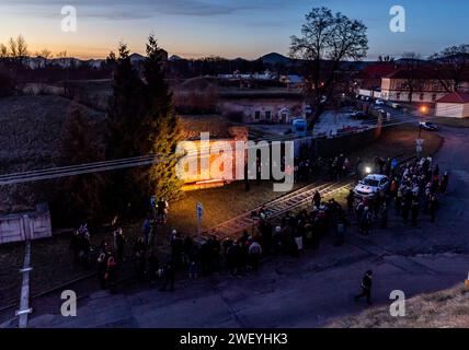 Terezin, Tschechische Republik. Januar 2024. Lichterparade, Gedenkveranstaltung anlässlich des Internationalen Holocaust-Gedenktages in Terezin, Tschechische Republik, 27. Januar 2024. Quelle: Ondrej Hajek/CTK Photo/Alamy Live News Stockfoto