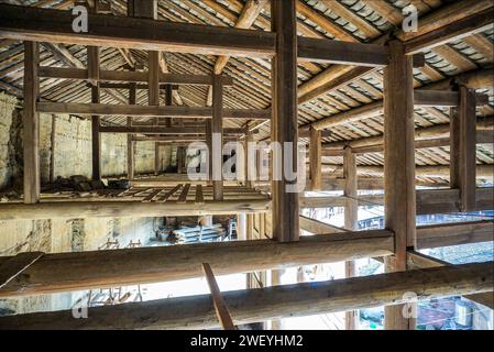 Holzdachkonstruktion von Shunyu Lou, einem der größten tulou (gerammte Erdgebäude im Kreis Nanjing, Provinz Fujian, China) Stockfoto