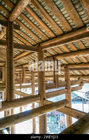 Holzdachkonstruktion von Shunyu Lou, einem der größten tulou (gerammte Erdgebäude im Kreis Nanjing, Provinz Fujian, China) Stockfoto