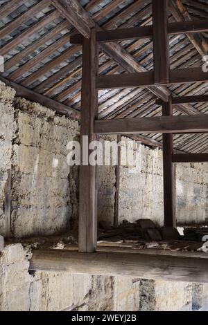 Holzdachkonstruktion von Shunyu Lou, einem der größten tulou (gerammte Erdgebäude im Kreis Nanjing, Provinz Fujian, China) Stockfoto