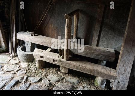 Reismühle am Eingang eines Hakka Tulou (Volksmannsgebäude aus gerammter Erde und Holz) in Fujian, China Stockfoto