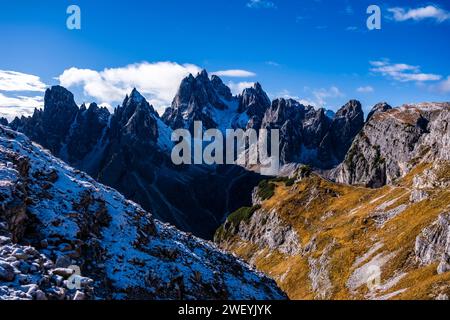 Die felsigen Gipfel der Felsformation Cadini di Misurina im Nationalpark Tre Cime, die im Herbst teilweise mit Neuschnee bedeckt sind. Cortina d Ampezzo Ven Stockfoto