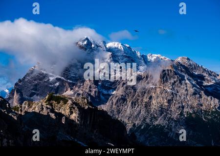 Die felsigen Gipfel der Felsformation Monte Cristallo im Nationalpark Tre Cime, die im Herbst teilweise mit Neuschnee bedeckt sind. Cortina d Ampezzo Veneto Stockfoto