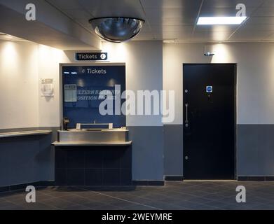 Ticketschalter des Bahnhofs Banbury mit geschlossenen Rollläden. Stockfoto