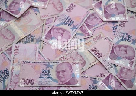 Gaziveren, Zypern 01.27.2024-200 Türkische Lira verstreut auf dem Tisch als Hintergrund Stockfoto