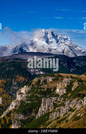 Die felsigen Gipfel der Felsformation Croda Rossa im Nationalpark Tre Cime, die im Herbst teilweise mit Neuschnee bedeckt sind. Cortina d Ampezzo Veneto Italien Stockfoto