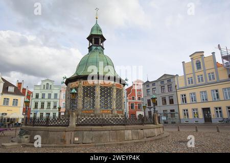 Deutschland, Mecklenburg-Vorpommern, Wismar - 25. Juli 2023: Wasserkunst ist ein einzigartiger Wasserbrunnen auf dem Marktplatz. Stockfoto