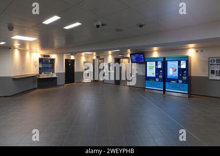 Ticketschalter am Bahnhof Banbury mit geschlossenen Rollläden und Ticketautomaten Stockfoto