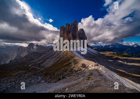 Blick auf die Felsformation Tre Cime di Lavaredo, gesehen von Paternkofel Scharte im Herbst. Cortina d Ampezzo Veneto Italien FB 2023 3328 Stockfoto