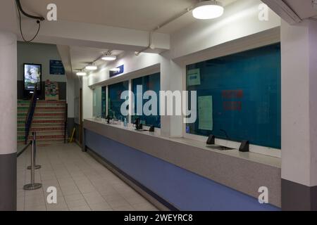 Ticketschalter des Bahnhofs Banbury mit geschlossenen Rollläden. Stockfoto