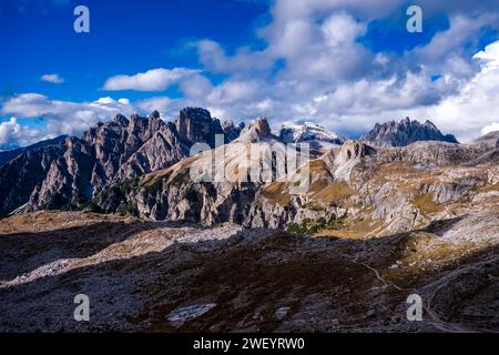 Die Gipfel von Rautkofel, Schwalbenkofel, Schwalbenalpenkopf, Birkenkofel und Haunold von links im Nationalpark drei Zime im Herbst. Cortina d Ampezzo Stockfoto