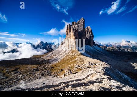 Blick auf die Felsformation Tre Cime di Lavaredo, gesehen von Paternkofel Scharte im Herbst. Cortina d Ampezzo Veneto Italien FB 2023 3330 Stockfoto