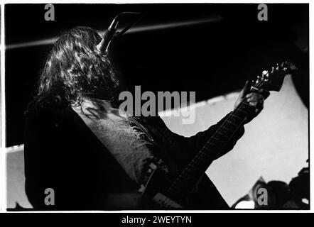 DINOSAUR JR, KONZERT, 1993: J Mascis von Dinosaur Jr spielt am 26. Februar 1993 am Cardiff University Terminal in Cardiff, Wales. Photograph: Rob Watkins INFO: Dinosaur Jr., gegründet 1984, ist eine US-amerikanische Alternative-Rock-Band unter der Leitung von J Mascis. Ihr einflussreicher Sound, eine Fusion aus Alternative, Punk und Indie-Rock, ist beispielhaft in Alben wie You're Living All Over Me, die die alternative Rock-Landschaft der 90er Jahre definieren. Stockfoto