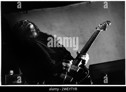 DINOSAUR JR, KONZERT, 1993: J Mascis von Dinosaur Jr spielt am 26. Februar 1993 am Cardiff University Terminal in Cardiff, Wales. Photograph: Rob Watkins INFO: Dinosaur Jr., gegründet 1984, ist eine US-amerikanische Alternative-Rock-Band unter der Leitung von J Mascis. Ihr einflussreicher Sound, eine Fusion aus Alternative, Punk und Indie-Rock, ist beispielhaft in Alben wie You're Living All Over Me, die die alternative Rock-Landschaft der 90er Jahre definieren. Stockfoto