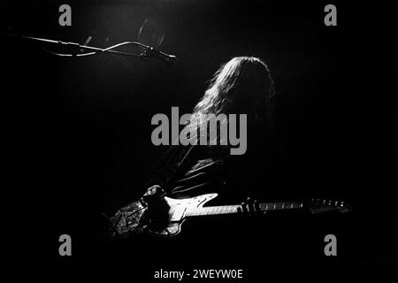 DINOSAUR JR, KONZERT, 1993: J Mascis von Dinosaur Jr spielt am 26. Februar 1993 am Cardiff University Terminal in Cardiff, Wales. Photograph: Rob Watkins INFO: Dinosaur Jr., gegründet 1984, ist eine US-amerikanische Alternative-Rock-Band unter der Leitung von J Mascis. Ihr einflussreicher Sound, eine Fusion aus Alternative, Punk und Indie-Rock, ist beispielhaft in Alben wie You're Living All Over Me, die die alternative Rock-Landschaft der 90er Jahre definieren. Stockfoto