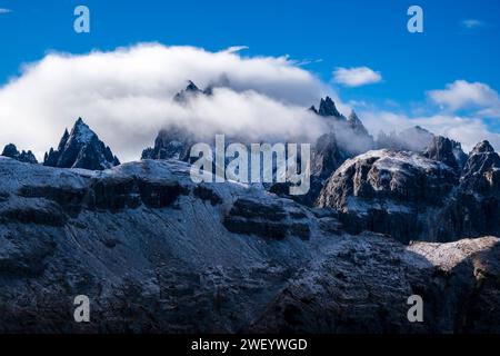 Die felsigen Gipfel der Felsformation Cadini di Misurina im Nationalpark Tre Cime, die im Herbst teilweise von Neuschnee und Wolken bedeckt sind. Cortina d Stockfoto