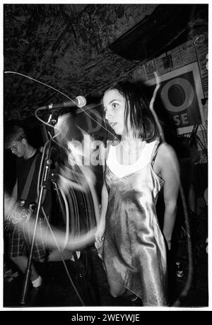 VELOCITY GIRL, KONZERT, 1994: Sarah Shannon Sängerin der amerikanischen Indie-Band Velocity Girl fotografierte am 28. August 1994 bei Newport TJs. Foto: Rob Watkins. INFO: Velocity Girl, eine US-amerikanische Indie-Pop- und Shoegaze-Band aus den 90ern, brachte einen melodischen und traumhaften Sound. Alben wie „Copacetic“ präsentierten ihre Mischung aus Jangle-Pop und Noise-Pop und trugen so zu den Indie- und alternativen Musikszenen ihrer Ära bei. Stockfoto