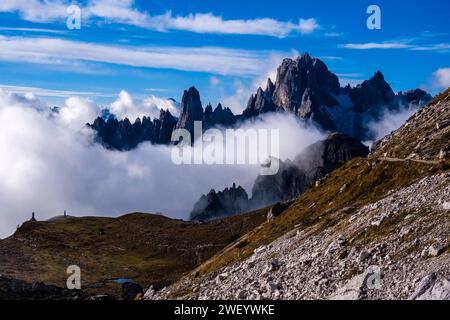 Die felsigen Gipfel der Felsformation Cadini di Misurina im Nationalpark Tre Cime, die im Herbst teilweise von Wolken bedeckt sind. Cortina d Ampezzo Veneto Stockfoto