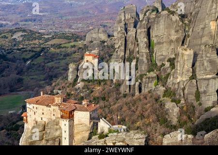 Aus der Vogelperspektive von Meteora, mit zwei der insgesamt sechs Klöster in Sicht. Meteora liegt in Thessalien, Mittelgriechenland, Europa. Stockfoto