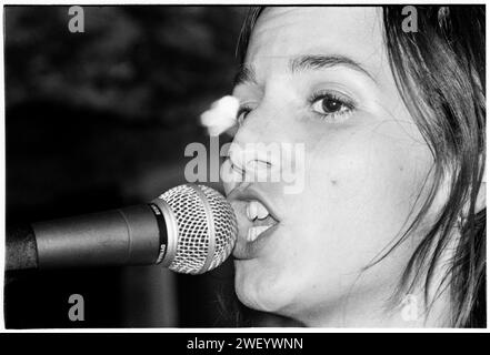 VELOCITY GIRL, KONZERT, 1994: Sarah Shannon Sängerin der amerikanischen Indie-Band Velocity Girl fotografierte am 28. August 1994 bei Newport TJs. Foto: Rob Watkins. INFO: Velocity Girl, eine US-amerikanische Indie-Pop- und Shoegaze-Band aus den 90ern, brachte einen melodischen und traumhaften Sound. Alben wie „Copacetic“ präsentierten ihre Mischung aus Jangle-Pop und Noise-Pop und trugen so zu den Indie- und alternativen Musikszenen ihrer Ära bei. Stockfoto