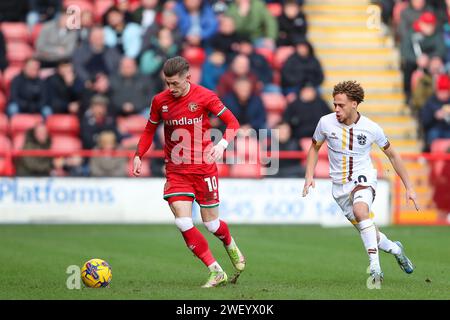 Walsalls Thomas Knowles und Stephen Duke McKenna aus Sutton Utd während des Spiels der Sky Bet League 2 zwischen Walsall und Sutton United im Banks's Stadium, Walsall, am Samstag, den 27. Januar 2024. (Foto: Gustavo Pantano | MI News) Credit: MI News & Sport /Alamy Live News Stockfoto