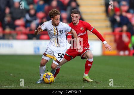 Stephen Duke McKenna von Sutton Utd und Thomas Knowles von Walsall während des Spiels der Sky Bet League 2 zwischen Walsall und Sutton United im Banks's Stadium, Walsall, am Samstag, den 27. Januar 2024. (Foto: Gustavo Pantano | MI News) Credit: MI News & Sport /Alamy Live News Stockfoto