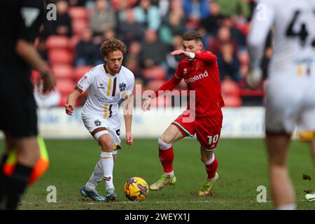 Walsalls Thomas Knowles und Stephen Duke McKenna aus Sutton Utd während des Spiels der Sky Bet League 2 zwischen Walsall und Sutton United im Banks's Stadium, Walsall, am Samstag, den 27. Januar 2024. (Foto: Gustavo Pantano | MI News) Credit: MI News & Sport /Alamy Live News Stockfoto