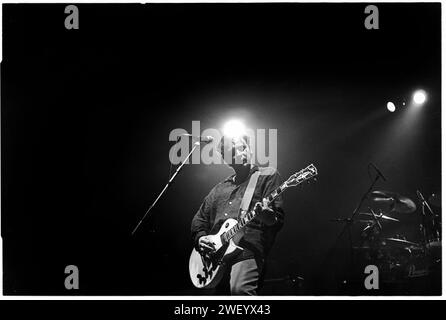 MANIC STREET PREACHERS, POST-RICHEY COMEBACK-AUFTRITT, 1996: James Dean Bradfield von der walisischen Band Manic Street Preachers spielte am 19. März 1996 in der Cardiff International Arena in Wales, Großbritannien als Support für Oasis. Foto: Rob Watkins. INFO: Dieses Konzert war die walisische Band Manic Street Preachers, die nach dem Verschwinden ihres Texters Richey Edwards wieder auf Tournee ging. Auf dieser Tour präsentierten sie Songs wie „Design for Life“ aus ihrem legendären Album „Everything Must Go“. Stockfoto