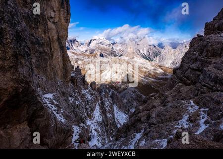 Aus der Vogelperspektive auf die Berghütte Rifugio Locatelli und die Bergrücken und Gipfel des Nationalparks Tre Cime, vom Monte Paterno aus gesehen. Cortina d A Stockfoto