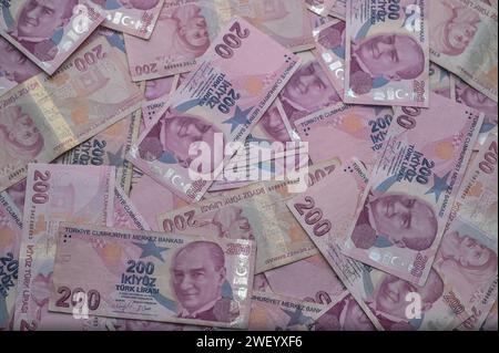 Gaziveren, Zypern 01.27.2024-200 auf dem Tisch verstreute türkische Lira als Hintergrund 9 Stockfoto