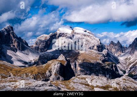 Der schneebedeckte Gipfel des Birkenkofel im Nationalpark Tre Cime, vom Gipfel des Sasso di Sexten aus gesehen. Cortina d Ampezzo Veneto Italien FB 2023 3411 Stockfoto