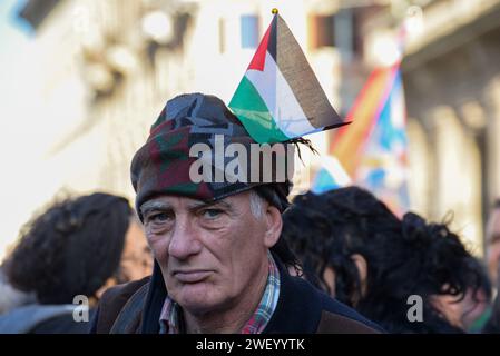 Rom, Italien. Januar 2024. Nahaufnahme eines Aktivisten während der propalästinensischen Demonstration. Die Veranstaltung wurde von den italienischen Behörden verboten, weil sie mit der Feier zusammenfiel, zum Gedenktag zum Gedenken an die Opfer des Holocaust in der ganzen Welt. Quelle: SOPA Images Limited/Alamy Live News Stockfoto