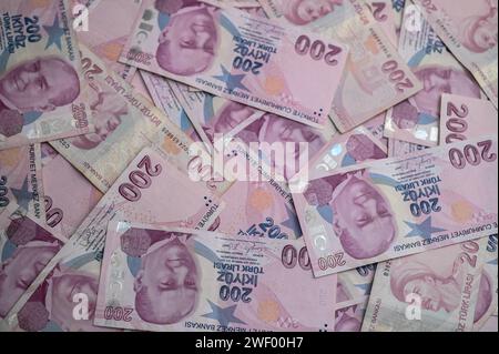 Gaziveren, Zypern 01.27.2024-200 Türkische Lira verstreut auf dem Tisch als Hintergrund 6 Stockfoto