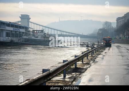 Budapest, Ungarn - 30. Dezember 2023: Nutzfahrzeuge reinigen die Straße nach Überschwemmungen. Stockfoto