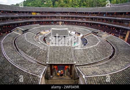 Chengqi Lou tulou im Dorf Gaobei, Yongding County in Fujian, China, besteht aus vier konzentrischen Kreisen. Der innerste beherbergt den Ahnensaal Stockfoto