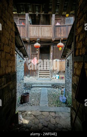 Das monumentale Chengqi Lou tulou im Yongding County in Fujian, China, besteht aus vier konzentrischen Kreisen. Der innerste beherbergt den Ahnensaal Stockfoto