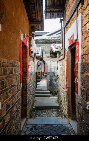 Das monumentale Chengqi Lou tulou im Yongding County in Fujian, China, besteht aus vier konzentrischen Kreisen. Der innerste beherbergt den Ahnensaal Stockfoto