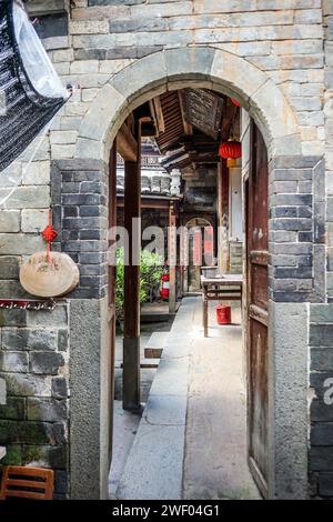 Das monumentale Chengqi Lou tulou im Yongding County in Fujian, China, besteht aus vier konzentrischen Kreisen. Der innerste beherbergt den Ahnensaal Stockfoto