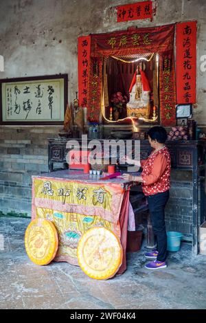 Die Ahnenhalle – das innerste Gebäude von Chengqi Lou tulou im Yongding County in Fujian, China, das aus vier konzentrischen Kreisen besteht. Stockfoto