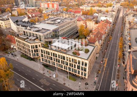 Drohnenfotografie eines Restaurants auf einem Dach in der Innenstadt während des sonnigen Sonnenuntergangs im Herbst Stockfoto