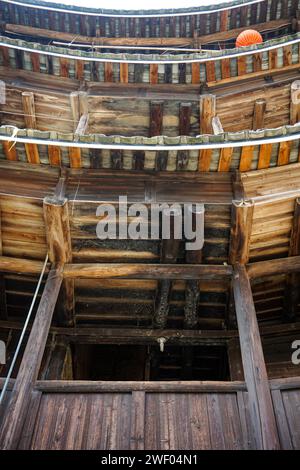 Das monumentale Chengqi Lou tulou im Yongding County in Fujian, China, besteht aus vier konzentrischen Kreisen. Der innerste beherbergt den Ahnensaal Stockfoto