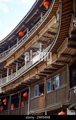 Das monumentale Chengqi Lou tulou im Yongding County in Fujian, China, besteht aus vier konzentrischen Kreisen. Der innerste beherbergt den Ahnensaal Stockfoto