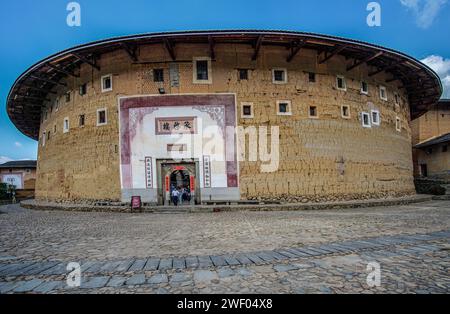 Chengqi Lou tulou im Dorf Gaobei, Yongding County in Fujian, China, besteht aus vier konzentrischen Kreisen. Der innerste beherbergt den Ahnensaal Stockfoto