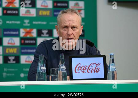 Bremen, Deutschland. Januar 2024. v.li.: Christian Streich (Trainer, SC Freiburg) während der Pressekonferenz, Portrait, Nahaufnahme, Einzelfoto, Einzelbild, DIE DFL-RICHTLINIEN UNTERSAGEN JEGLICHE NUTZUNG VON FOTOS ALS SEQUENZBILDER UND/ODER VIDEOA?HNLICHE FOTOSTRECKEN. DFL-VORSCHRIFTEN VERBIETEN JEDE VERWENDUNG VON FOTOGRAFIEN ALS BILDSEQUENZEN UND/ODER QUASI-VIDEO., 27.01.2024, BREMEN (DEUTSCHLAND), FUSSBALL, BUNDESLIGA, SV Werder Bremen - SC Freiburg Credit: dpa/Alamy Live News Stockfoto