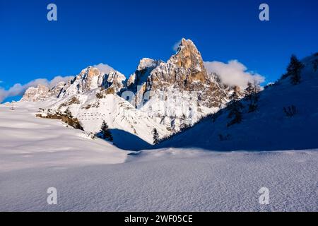 Die Gipfel der Cima dei Bureloni, Cima della Vezzana und Cimon della Pala von links der Pala-Gruppe, von oberhalb des Passo Rolle gesehen, passieren im Winter. San Mar Stockfoto